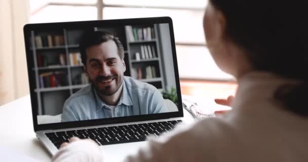 Homem feliz e mulher distância amigos ou casal vídeo conversando — Vídeo de Stock