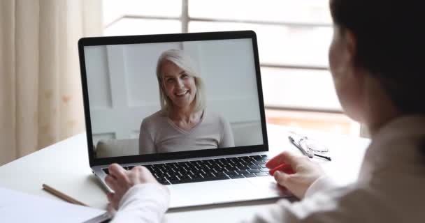 Přes rameno pohled na mladé dcery video volá starší matka — Stock video