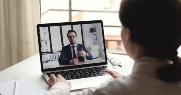 Confiado hombre de negocios videollamadas por webcam en la pantalla del ordenador portátil — Vídeo de stock