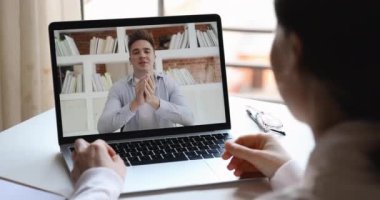 Webcam 'den erkek çevrimiçi öğretmen ya da antrenör uzaktan eğitim öğrencisi