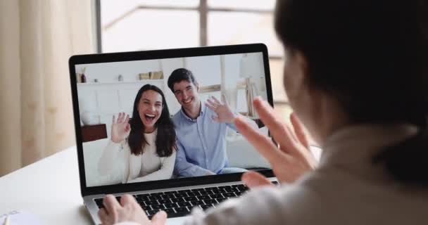 Junge Frau Videokonferenzen Distanz Freunde Paar genießt Chat — Stockvideo