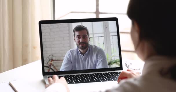Arkadaşça mesafeli iş arkadaşları video konferansı web kamerasıyla çevrimiçi arıyor — Stok video