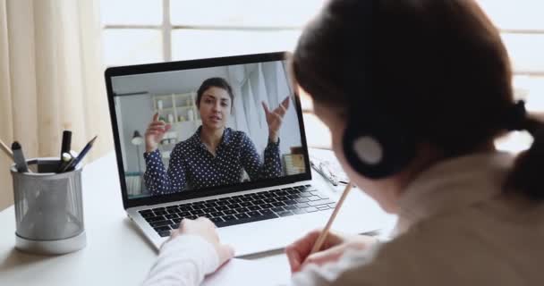 Mujer estudiante usar auriculares viendo indio profesor webinar formación — Vídeo de stock