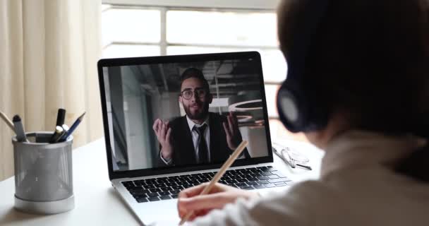 Uzaktan çalışan kadın Webinar eğitimi veren Arap iş koçu — Stok video