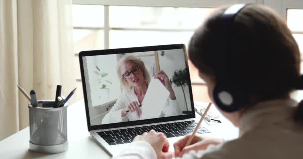 Ancienne enseignante en ligne donnant une leçon de distance sur écran d'ordinateur portable — Video