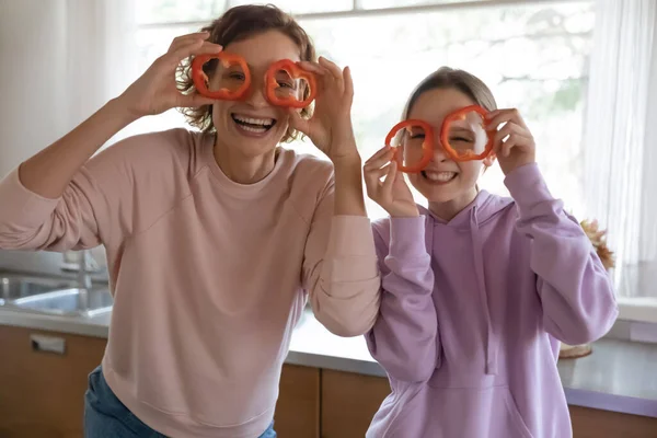 Śmieszne zdrowe wegańskie rodziny zrobić okulary pieprzowe patrząc na aparat — Zdjęcie stockowe