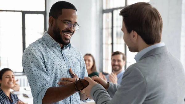 Multirracial empresários handshake fechar negócio na reunião — Fotografia de Stock