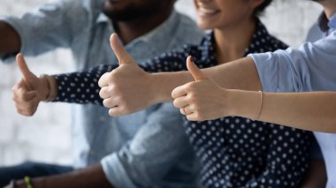 Mutlu çoklu etnik gruptan insanlar tavsiye hizmeti veriyorlar