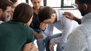 Çeşitli gençler grup psikoterapisine katılıyorlar.