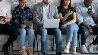 Röportaja hazırlanan aygıtlar kullanan çeşitli iş başvuruları