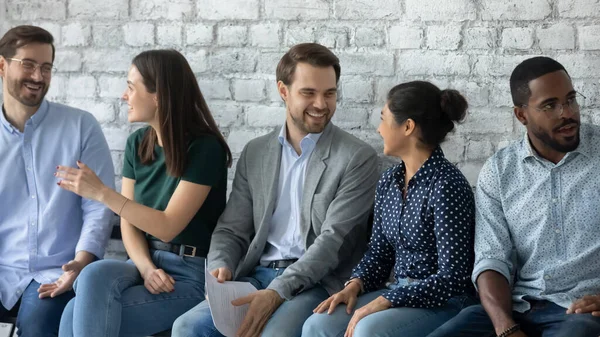 Candidatos multiétnicos sorridentes se divertem esperando pela entrevista — Fotografia de Stock