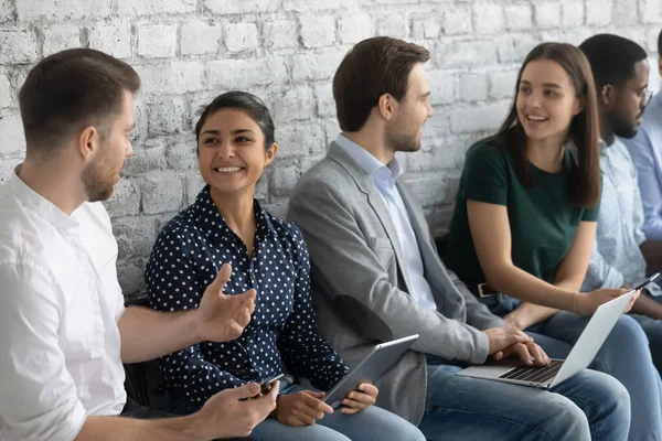 Sonrientes solicitantes multiétnicos se divierten antes de la entrevista en la oficina — Foto de Stock