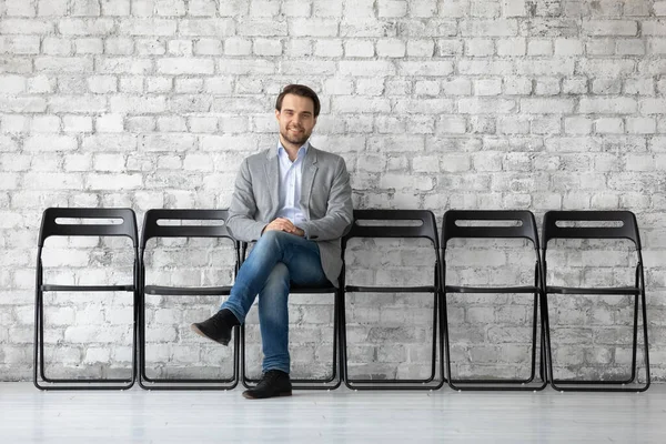 Feliz caucásico candidato masculino esperar a entrevista de trabajo — Foto de Stock