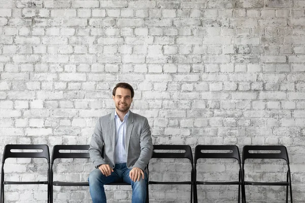 Sonriente caucásico aspirante masculino esperar a la entrevista de oficina — Foto de Stock