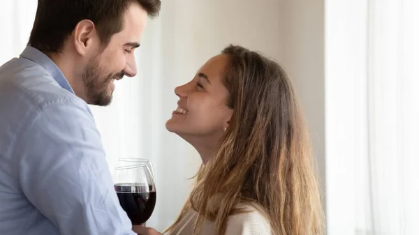Emocional amoroso jovem casal familiar brindar beber vinho dentro de casa . — Fotografia de Stock