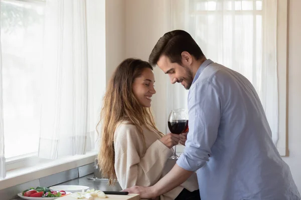 Tutkulu genç mutlu yeni evliler romantik bir akşam geçiriyorlar, şarap içiyorlar.. — Stok fotoğraf