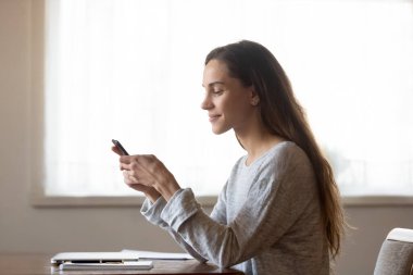 Sosyal ağlarda arkadaşlarıyla sohbet eden hoş melez bir kadın..