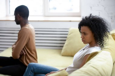 Afrikalı Amerikalı erkek arkadaşıyla tartıştıktan sonra kendini suçlu hisseden üzgün bir kız arkadaş..