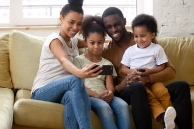 İki çocuklu Afrikalı bir ebeveyn selfie çekiyor..