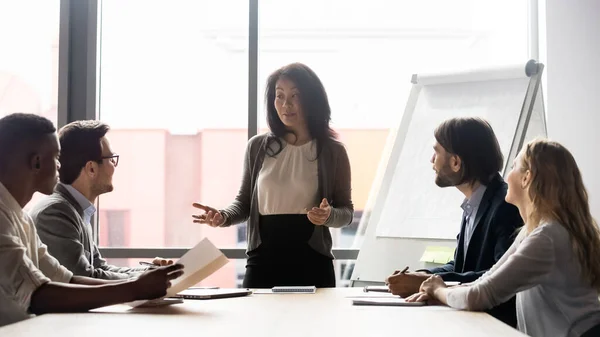 Mujer de negocios asiática charla reunión diversos empleados en la oficina — Foto de Stock