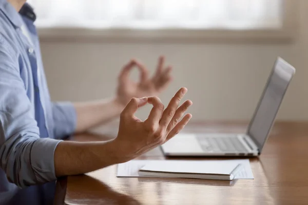 Närbild fokus på vikta i mudra gest manliga händer. — Stockfoto