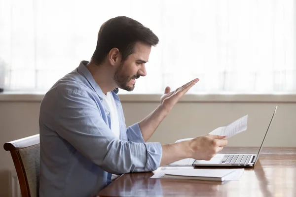 Tipo guapo molesto por aviso de despido de papel, error de documento . — Foto de Stock