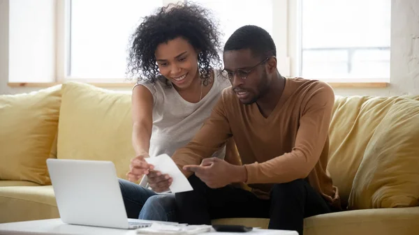 計算機とラップトップを使ってアフリカ系アメリカ人の幸せなカップル. — ストック写真