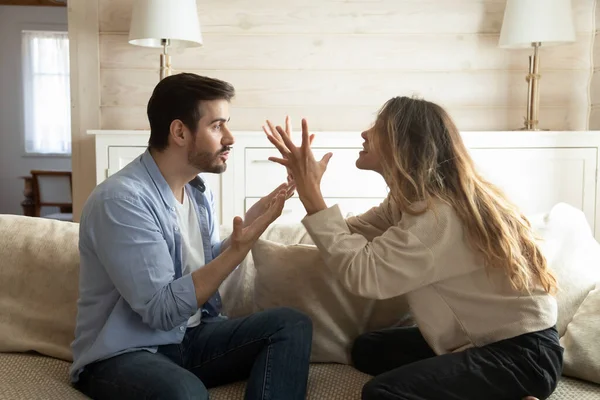 Emotional annoyed stressed couple arguing at home. — Stock Photo, Image