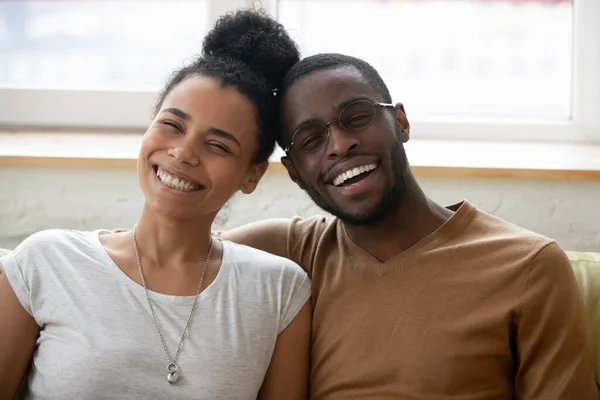 Primer plano retrato de jóvenes pareja afroamericana feliz . — Foto de Stock