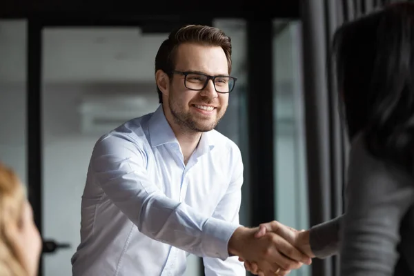 Smiling diversos empresarios apretón de manos haciendo acuerdo en la reunión — Foto de Stock