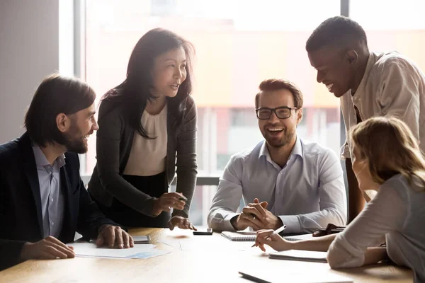 Gelukkige diverse collega 's veel plezier brainstormen op vergadering — Stockfoto