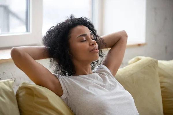 Tenang african american wanita dengan tangan di belakang kepala santai. — Stok Foto