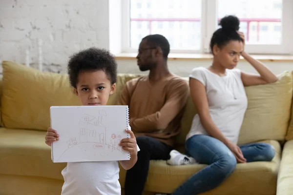 Aile çatışmasından muzdarip Afrikalı Amerikalı çocuğu kapatın.. — Stok fotoğraf