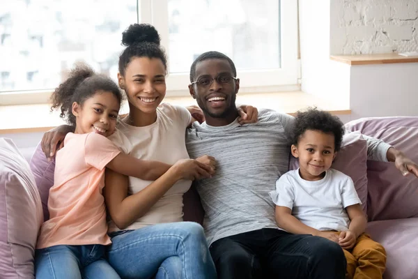 Porträt einer glücklichen afrikanisch-amerikanischen Familie mit zwei Kindern. — Stockfoto