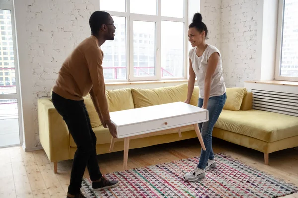 Jong gelukkig Afrikaans amerikaans paar verhuizen tafel — Stockfoto