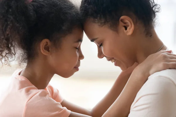 De cerca feliz afroamericana hija tocando la frente con la madre . — Foto de Stock