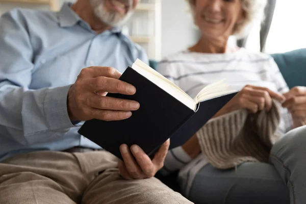 Karım örgü örerken mutlu bir koca kitap okuyor. — Stok fotoğraf