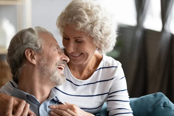 Gelukkig ouder vrouw en man having plezier samen close up — Stockfoto