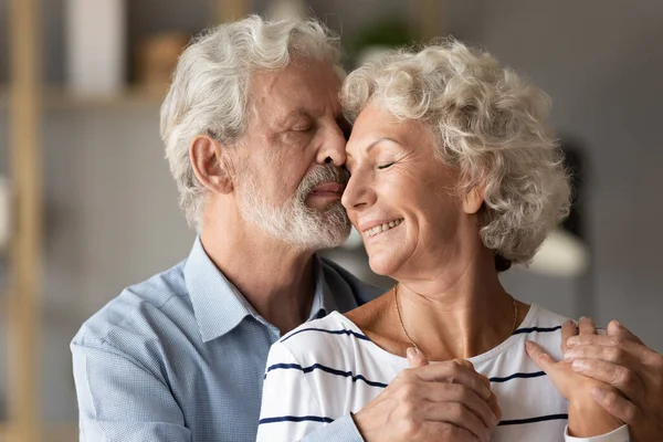 Close up older couple enjoying tender moment, hugging — Stock Photo, Image