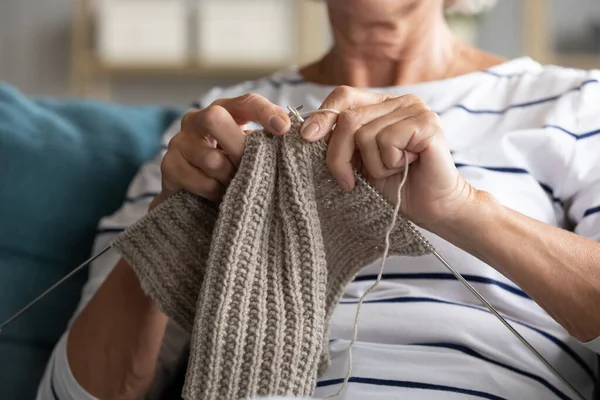 Close up older female hands holding knitting needles — Stock Photo, Image