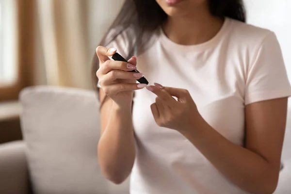 Close-up afbeelding vrouw met glucose meter apparaat test bloedsuiker — Stockfoto