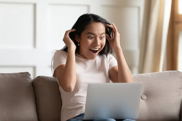 Mujer asiática leer noticias en línea en el ordenador portátil se siente sorprendido sorprendido — Foto de Stock