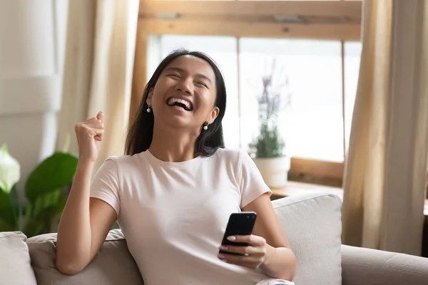 スマートフォンの読み取り受信メッセージを保持興奮ベトナムの女性は幸せな気分 — ストック写真