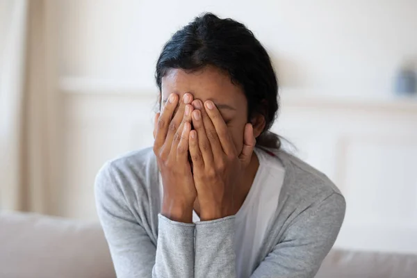 Triste et pleurant femme noire couvrir visage avec les mains — Photo