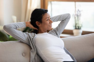 Afrikalı Amerikalı kadınlar el ele tutuşuyorlar.