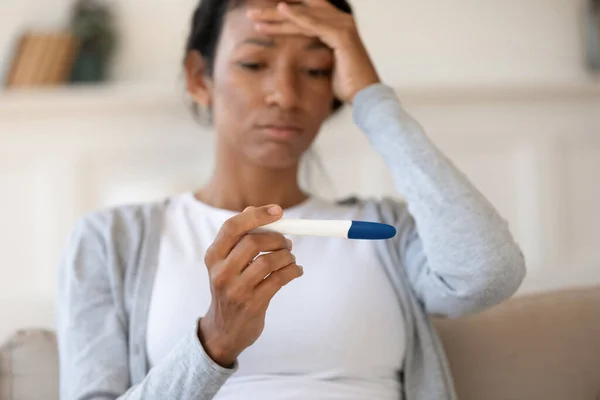 Triste afro-américaine fille tenir test de grossesse — Photo