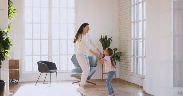 Gelukkig jong moeder springen met weinig kind dochter. — Stockvideo