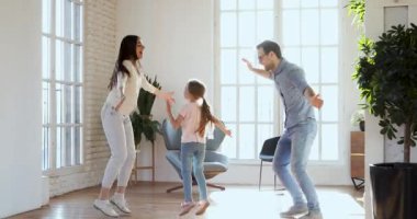 Neşeli genç çift ebeveynleri tatlı kızlarıyla eğleniyor..