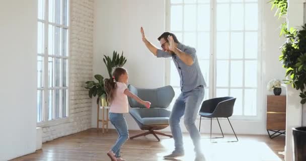 Enfant jeune père montrant des mouvements drôles à la fille enfant . — Video