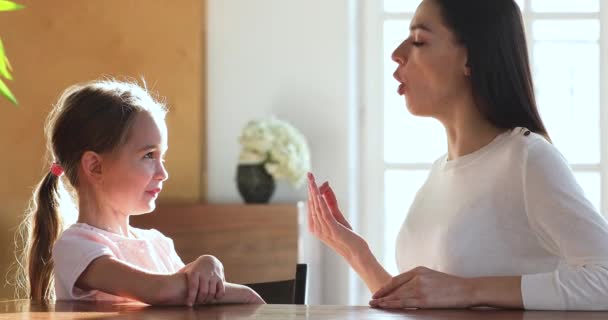 Petit enfant pratiquant l'articulation avec un thérapeute . — Video